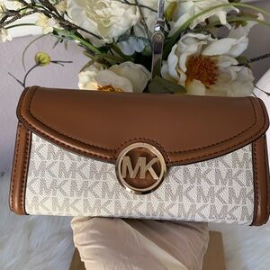 Michael Kors Fulton Large Flap Continental Wallet Vanilla